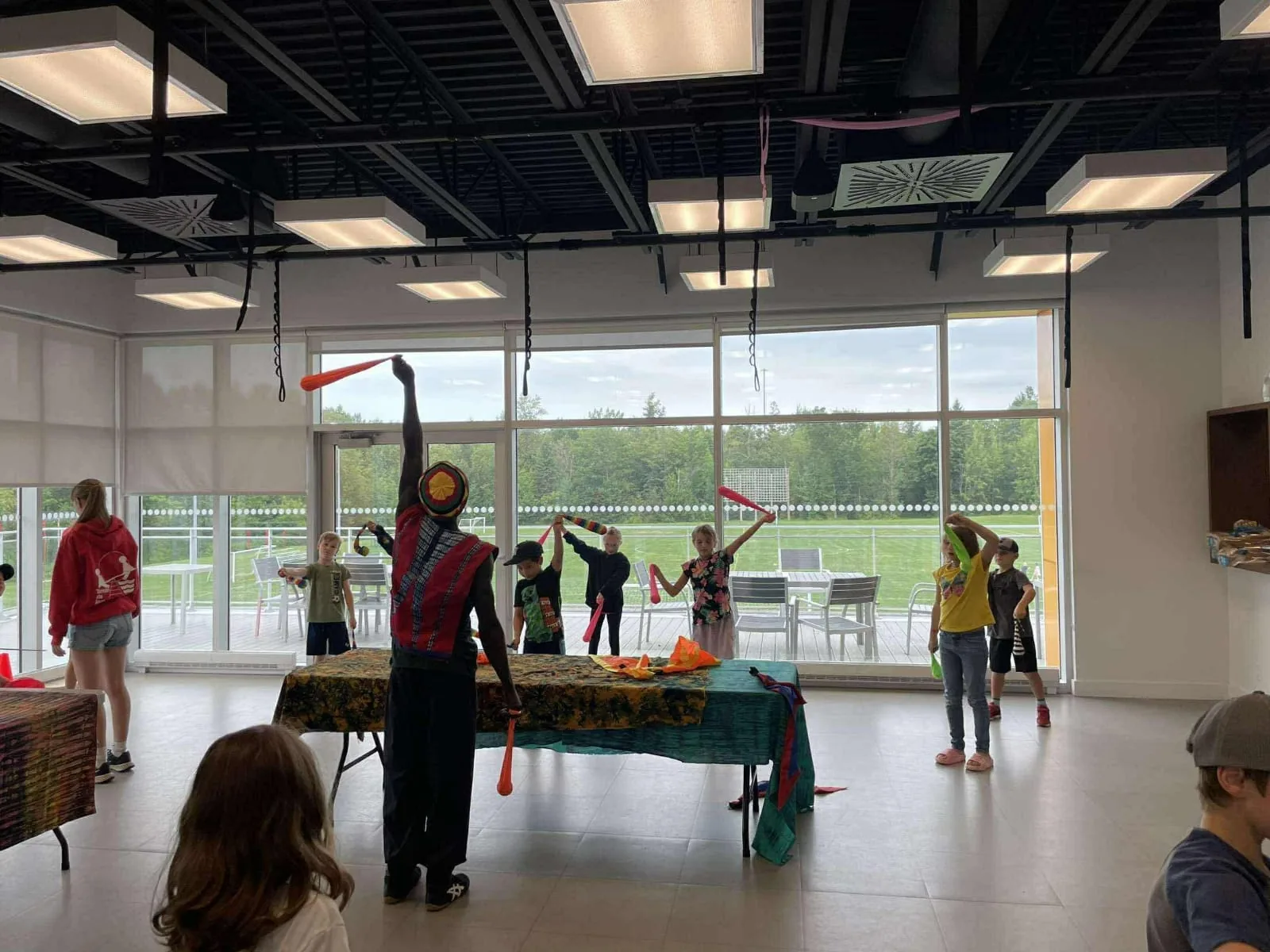 Atelier de jonglerie avec un groupe d'enfants