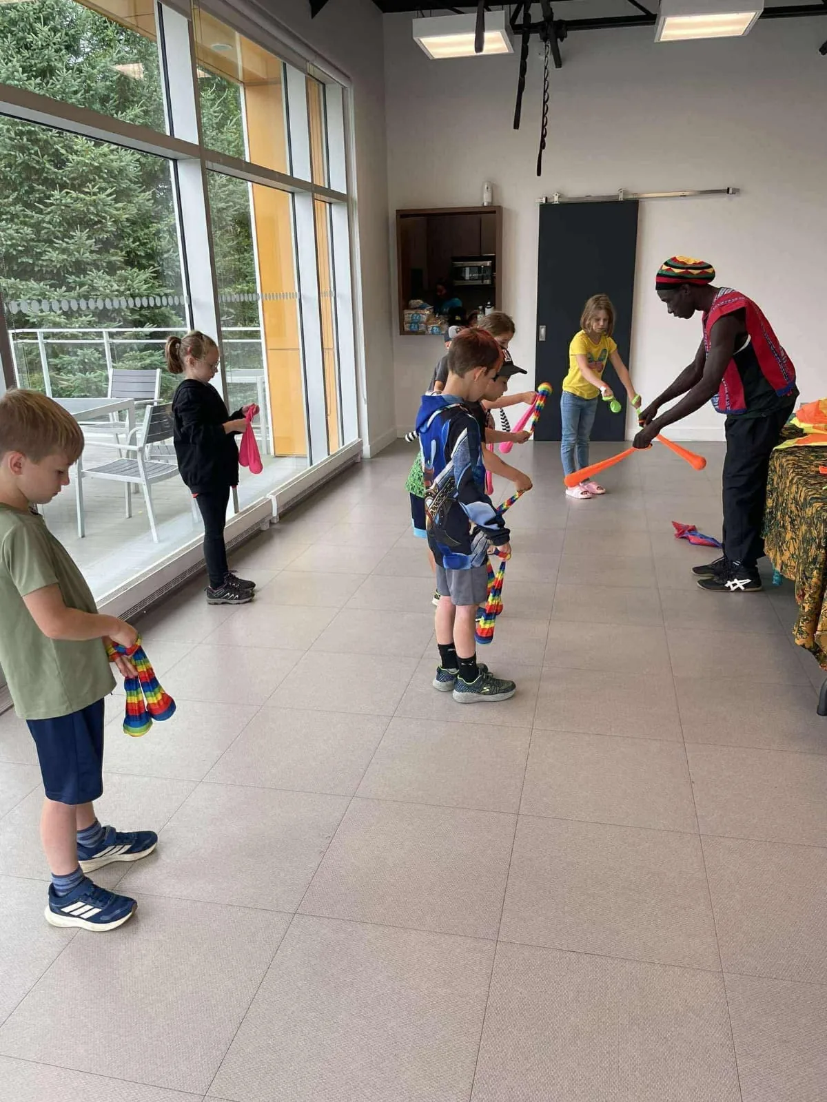 Initiation individuelle, enfant et massues