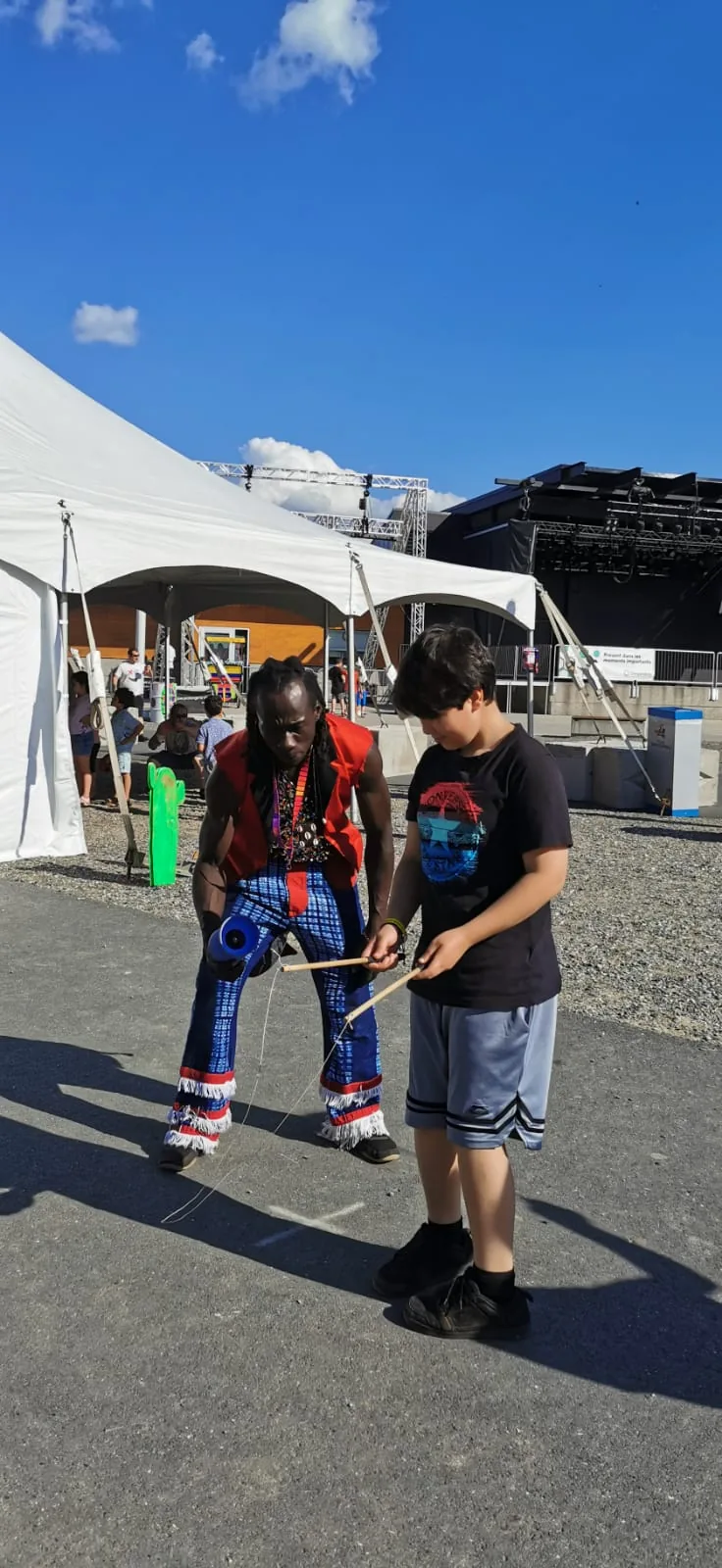 Un jeune apprend le diabolo