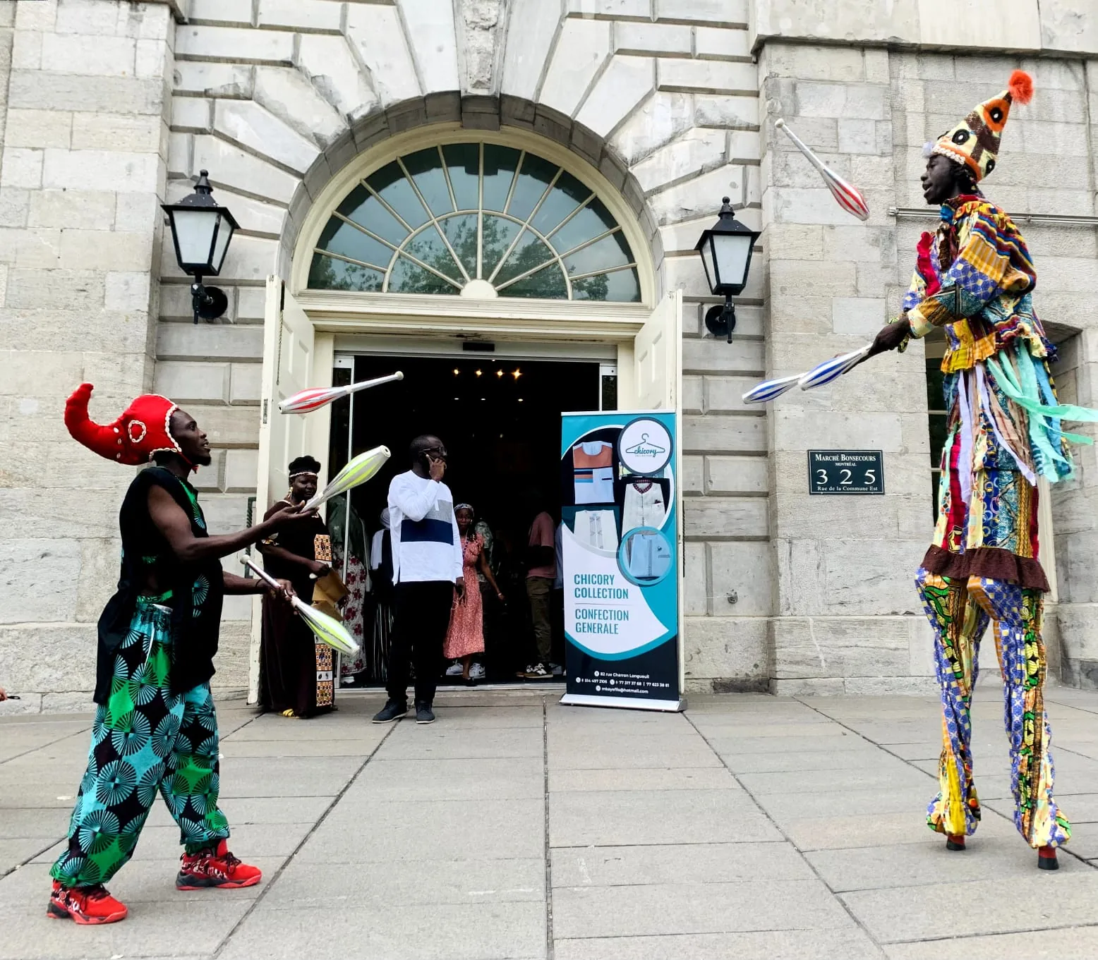 Échassier et jongleur devant le Marché Bonsecours