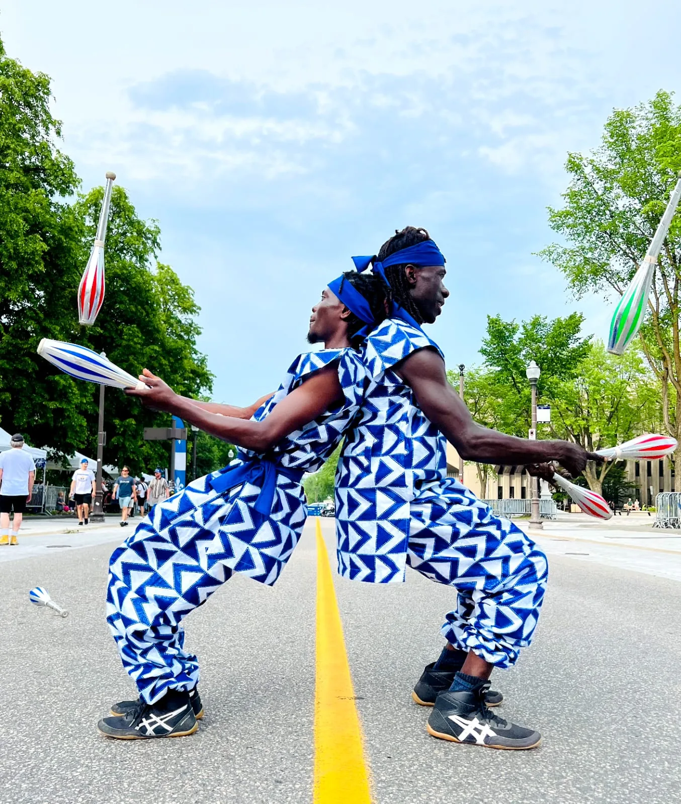 Duo de jongleurs dos à dos dans la rue