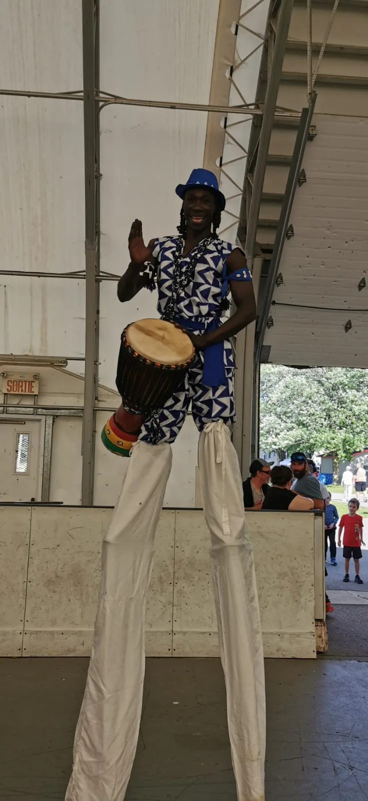 Échassier au djembé
