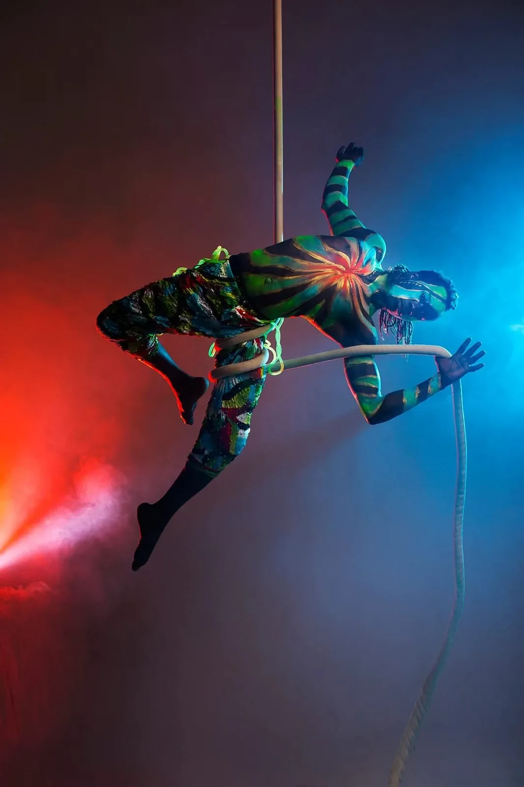Acrobate au portique aérien, sous les projecteurs