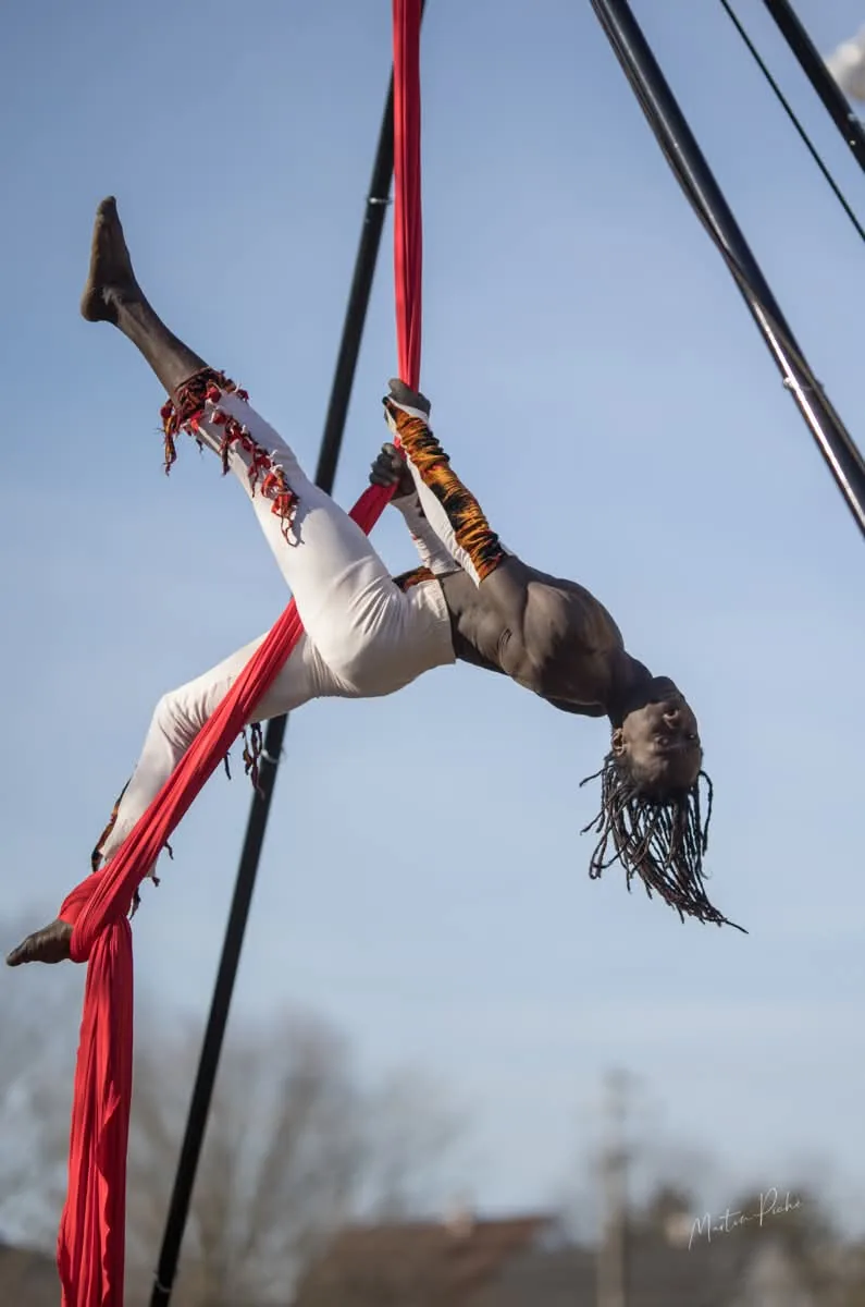Figure acrobatique au tissu aérien, ciel bleu