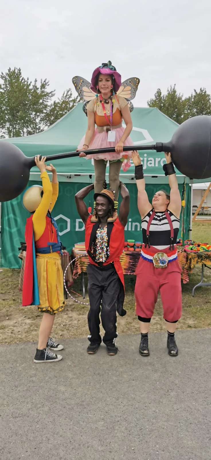 La troupe en parade costumée
